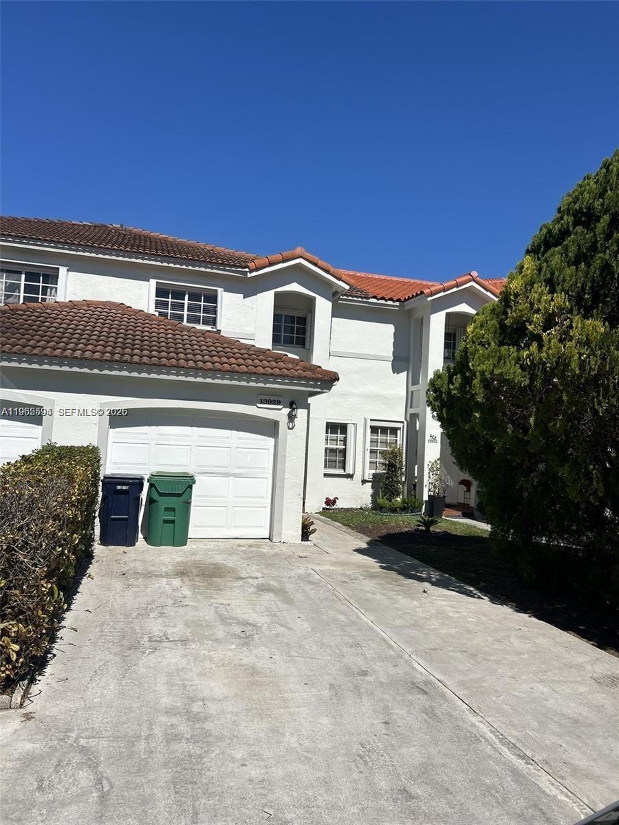 For rent Beautiful and very spacious townhome 3 beds & 2.5 bath renovated with very nice taste , great community