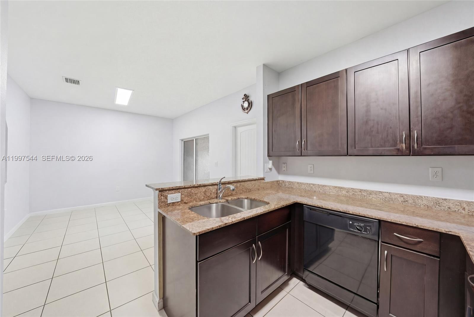 MANDARIN LAKES - Residential