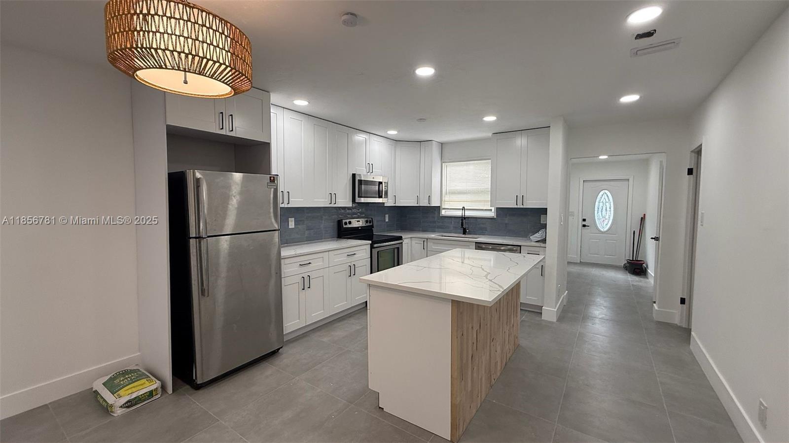 HOLLYWOOD LITTLE RANCHES - Residential Lease