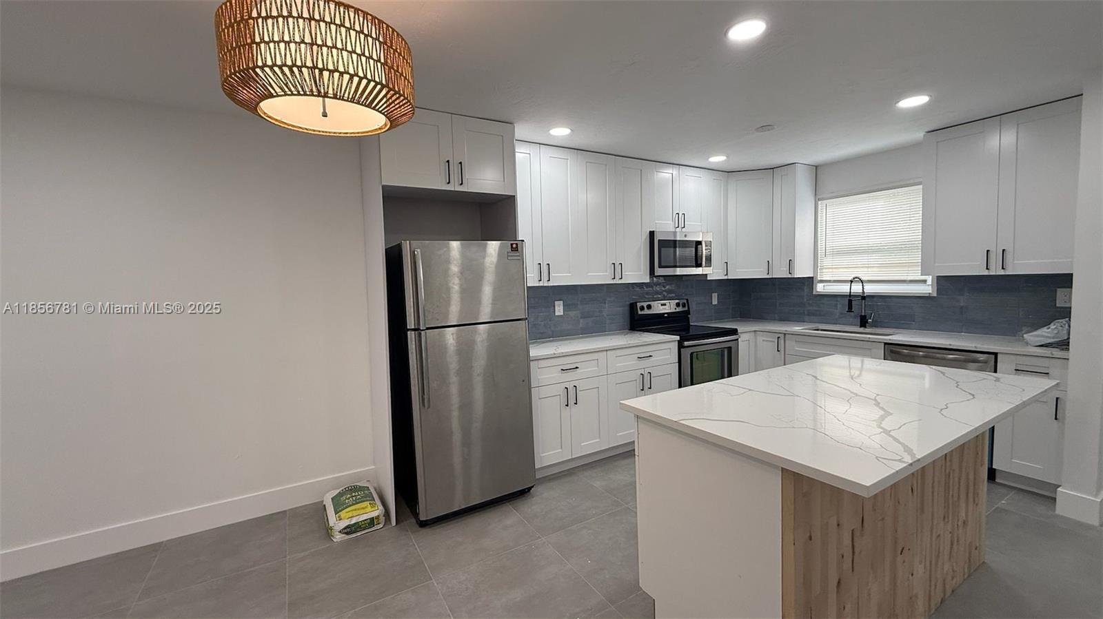 HOLLYWOOD LITTLE RANCHES - Residential Lease