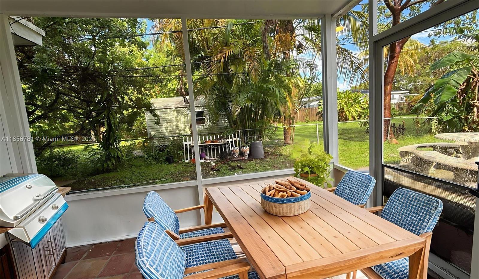 HOLLYWOOD LITTLE RANCHES - Residential Lease