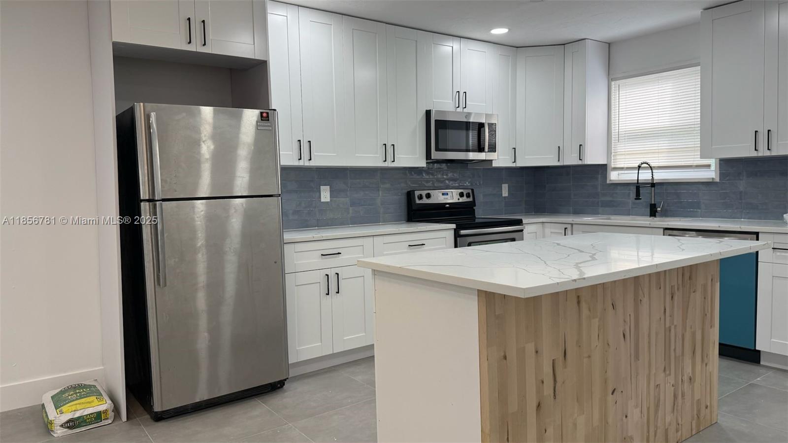 HOLLYWOOD LITTLE RANCHES - Residential Lease