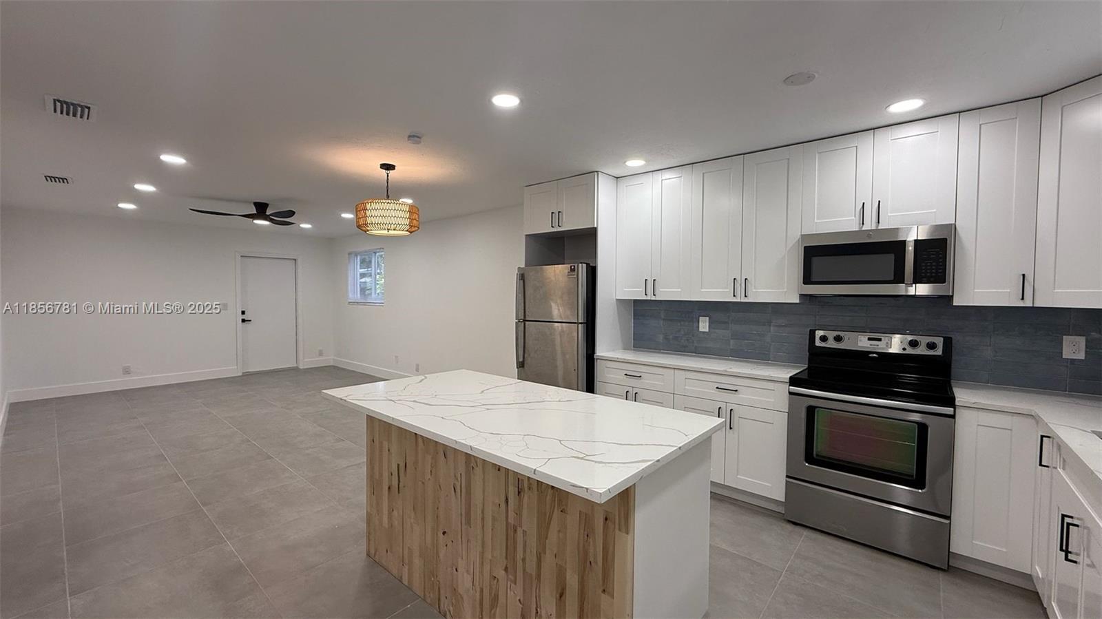 HOLLYWOOD LITTLE RANCHES - Residential Lease