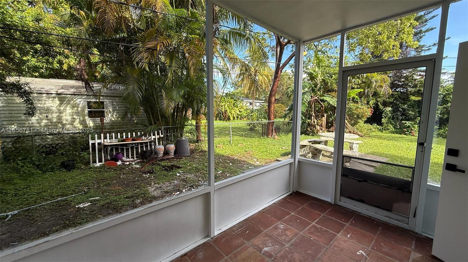 HOLLYWOOD LITTLE RANCHES - Residential Lease