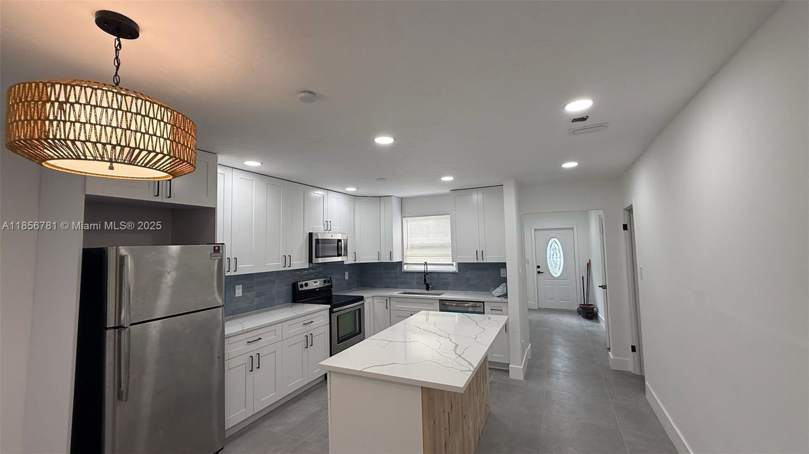 HOLLYWOOD LITTLE RANCHES - Residential Lease
