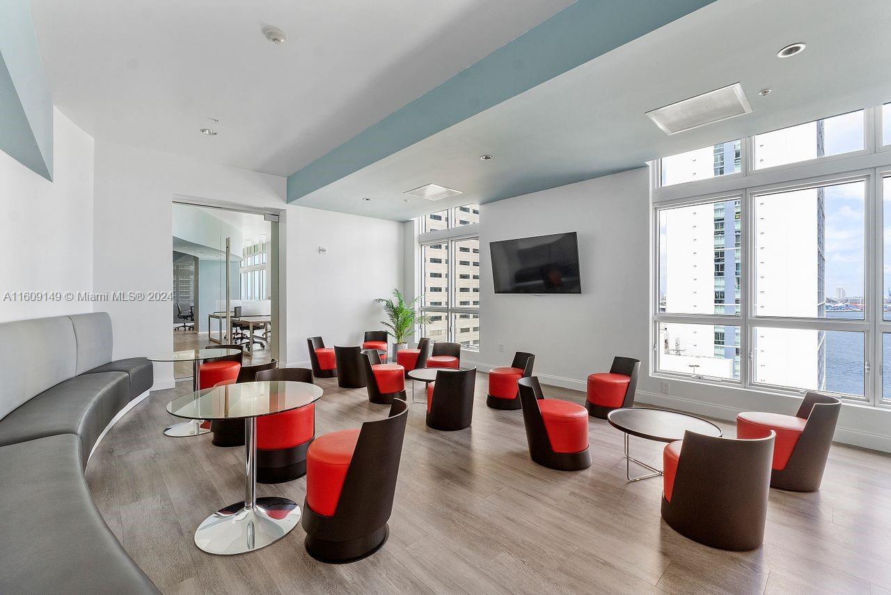 MET 1 CONDO - Residential Lease