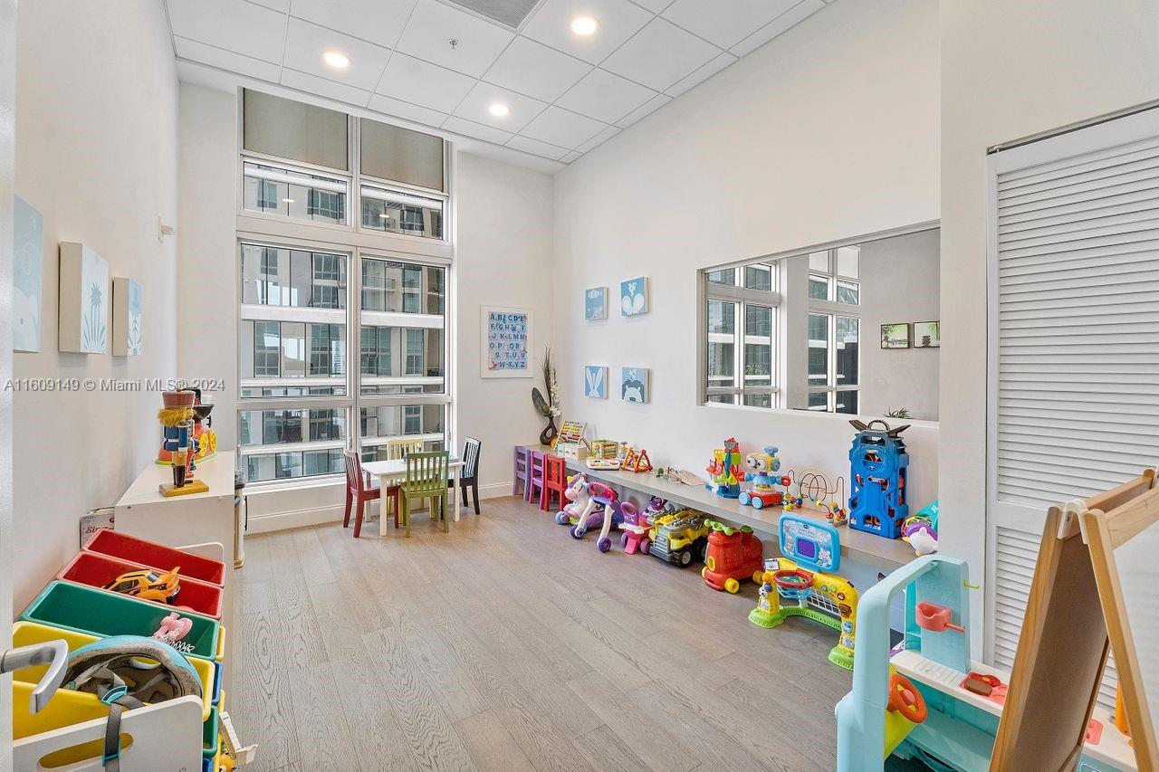 MET 1 CONDO - Residential Lease