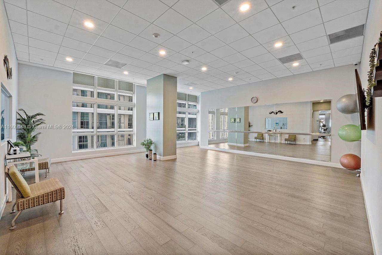 MET 1 CONDO - Residential Lease