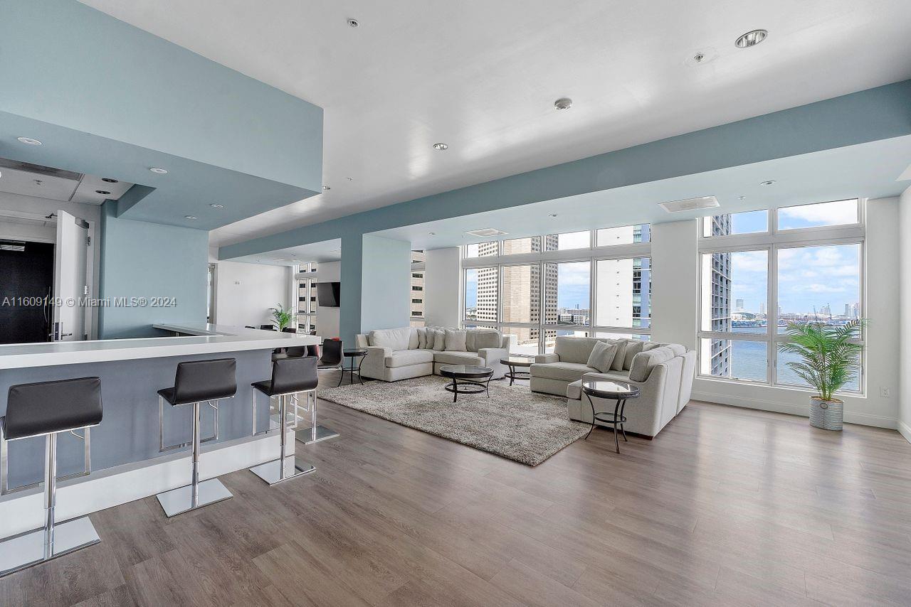 MET 1 CONDO - Residential Lease
