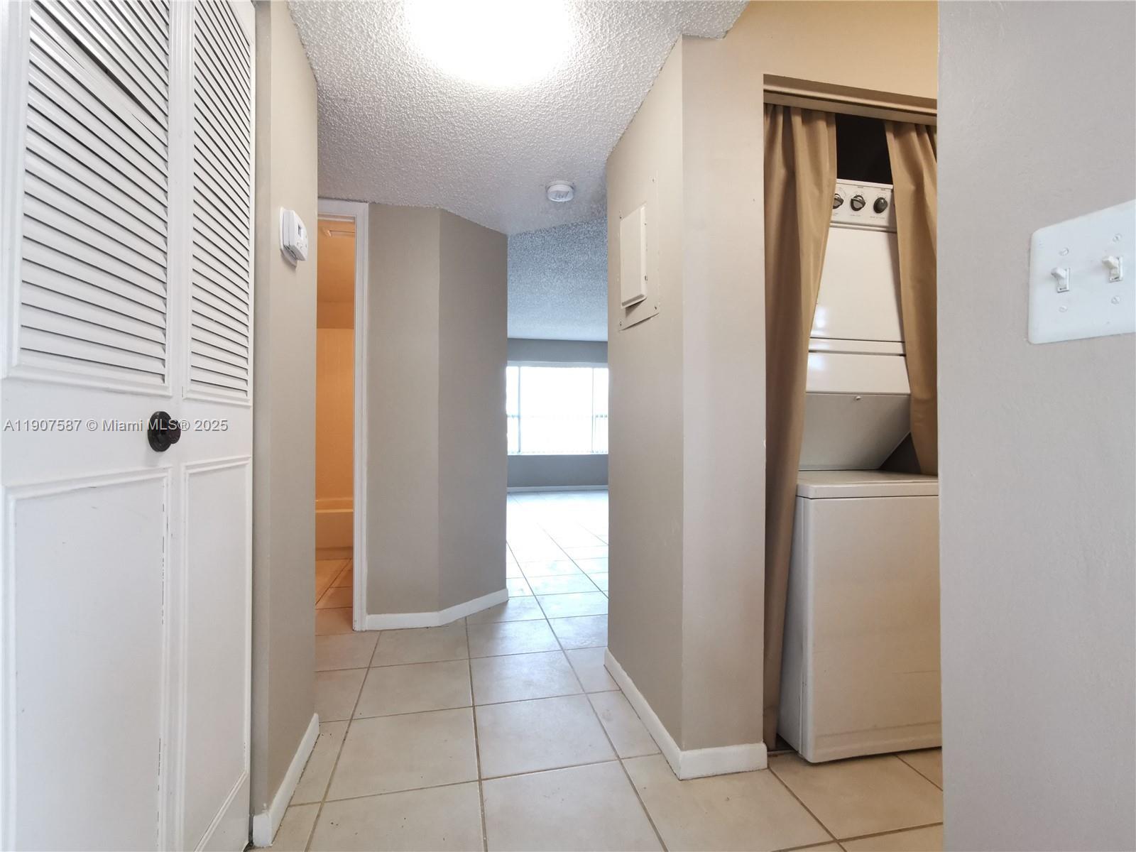 Spacious 2/2 condo with washer and dryer in unit. It's close to home Depot, shopping malls and tons of restaurants.