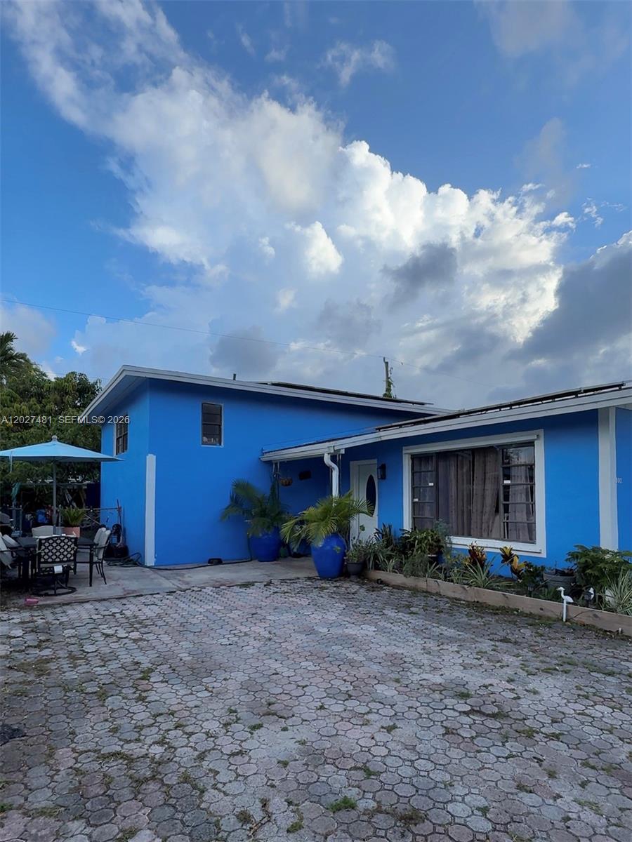 AMAZING INVESTMENT OPPORTUNITY! 6 BEDS / 4 BATHS SINGLE-FAMILY HOME IN THE DESIRABLE MANSIONETTE HOMES. GREAT LAYOUT FEATURING 2 SEPARATE BEDS FOR INCOME-PRODUCING RENTAL POTENTIAL, PLUS A VERY RARE BASEMENT FOR EXTRA SPACE or STORAGE. HUGE LOT WITH ROOM FOR A POOL or EXPANSION. STRATEGICALLY LOCATED MINUTES FROM AVENTURA, THE BEACHES, AND EXPRESSWAYS. PERFECT FOR SAVVY INVESTORS LOOKING FOR CASH FLOW OR A LARGE FAMILY HOME WITH PRIVATE GUEST SUITES. WILL NOT LAST! USE SHOWINGTIME.