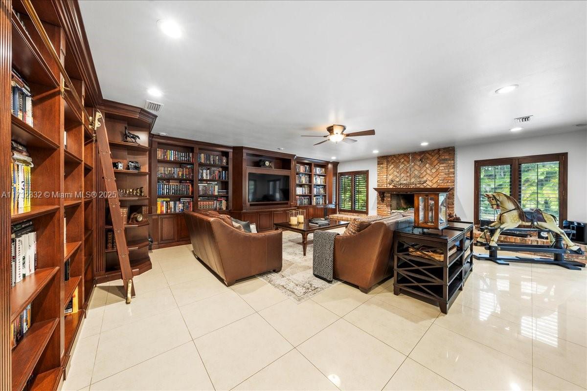 PINECREST GROVE - Residential