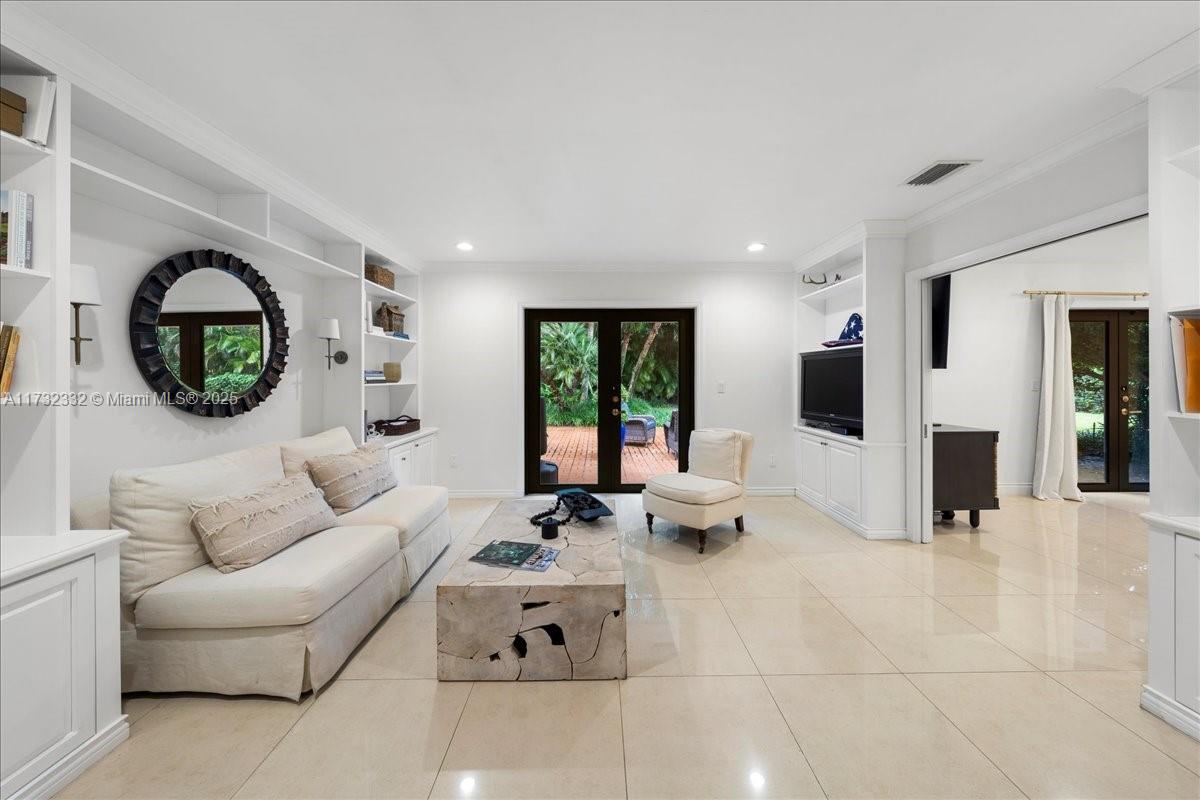 PINECREST GROVE - Residential