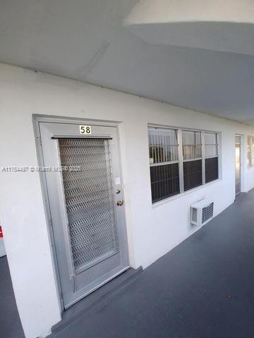 1st floor unit in Century Village West Palm Beach, a 55+ Community.
Very well maintained, tenant occupied until June 30th 2026.
Century Village offers amazing amenities: Clubhouse, Theater, Gym, Tennis, Pools, Bus Service and many more.
The building is non rentable for new owners