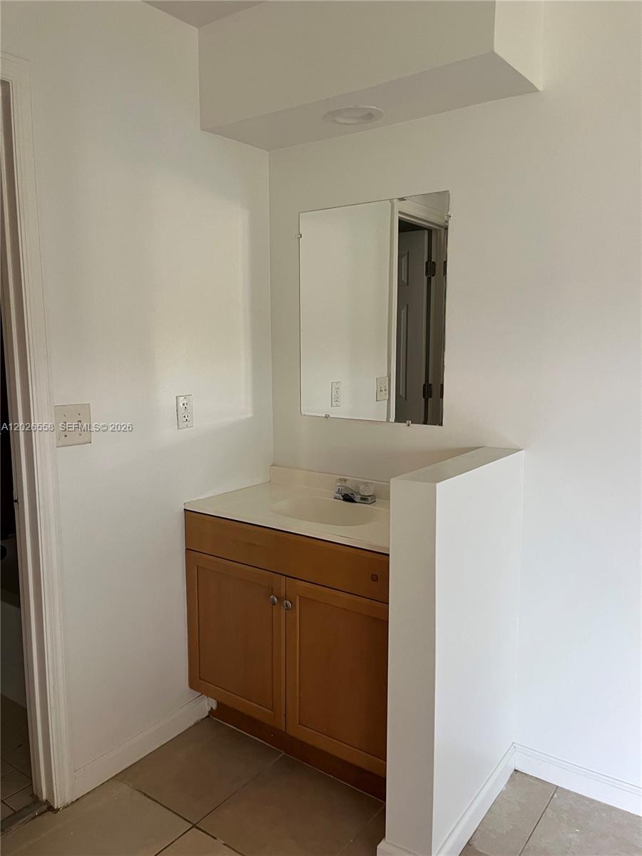 CIRCLE VILLAS (THE) CONDO - Residential