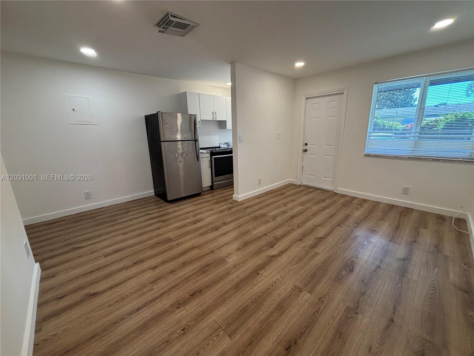 HOLLYWOOD LITTLE RANCHES - Residential Lease
