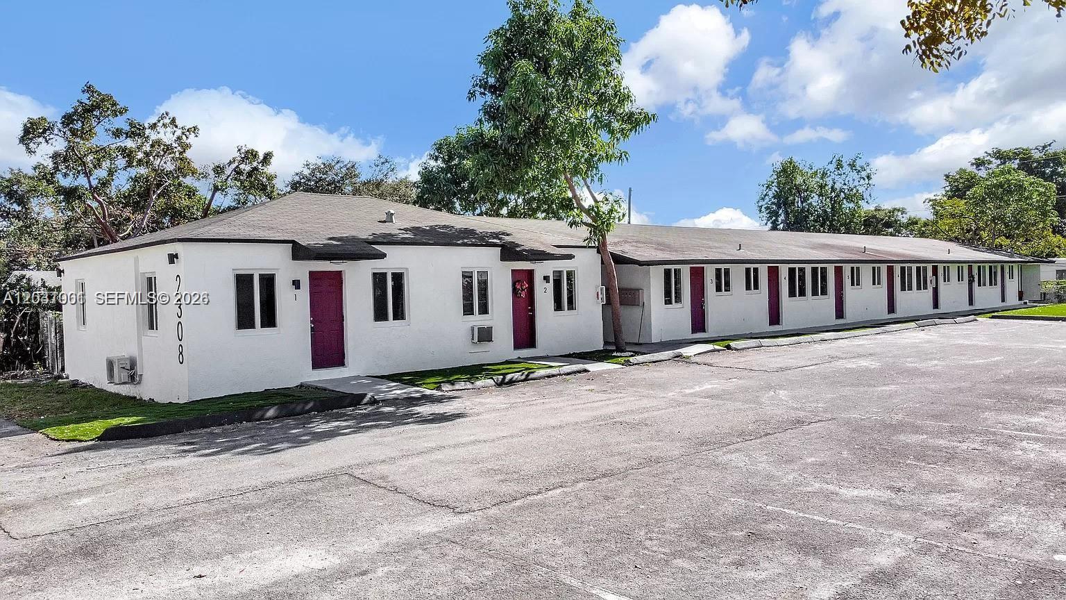 HOLLYWOOD LITTLE RANCHES - Residential Lease