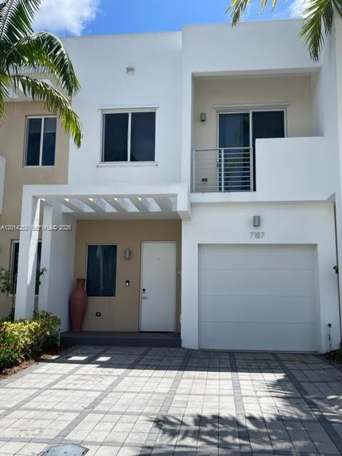 BEAUTIFUL AND MODERN PROPERTY IN PRESTIGIOUS NEOVITA DORAL TOWNHOMES. 3 BEDROOMS AND 2.5
BATHS, KITCHEN WITH QUARTZ COUNTER TOPS, BACKSPLASH, ITALIAN KITCHEN CABINETS, STAINLESS STEEL
APPLIANCES, SPACIOUS CLOSETS, BEAUTIFUL OPEN SPACES, WOOD FLOORS ON SECOND FLOOR, GARAGE AND
HOME OFFICE. COSY HOME STYLE CLUBHOUSE WITH GYM, GAME ROOM, POOL, JACUZZI, SAUNAS, CLOSE TO A
RATED SCHOOLS, RESTAURANTS, SUPERMARKETS, PHARMACIES, HOSPITALS, BANKS AND TURNPIKE.