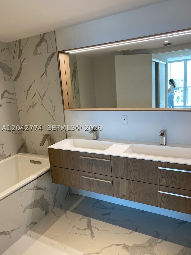 BAY HARBOUR ISLAND - Residential Lease