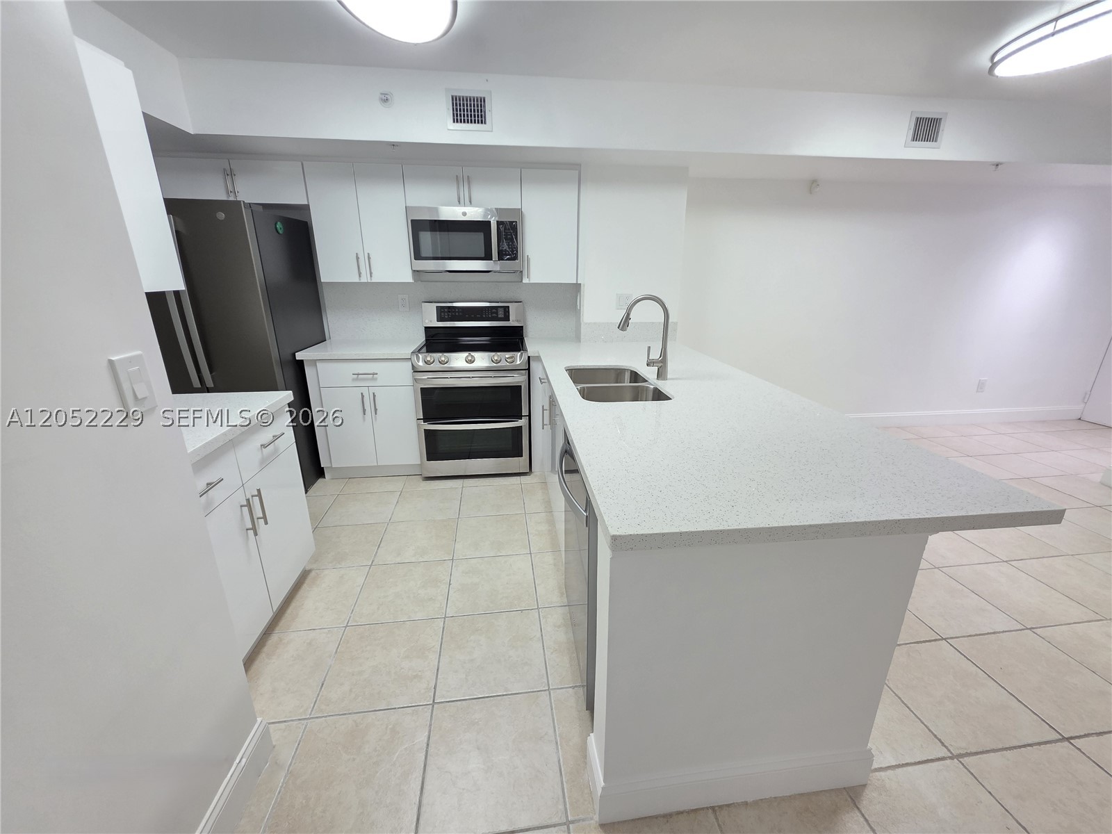 ROYAL GRAND CONDO - Residential