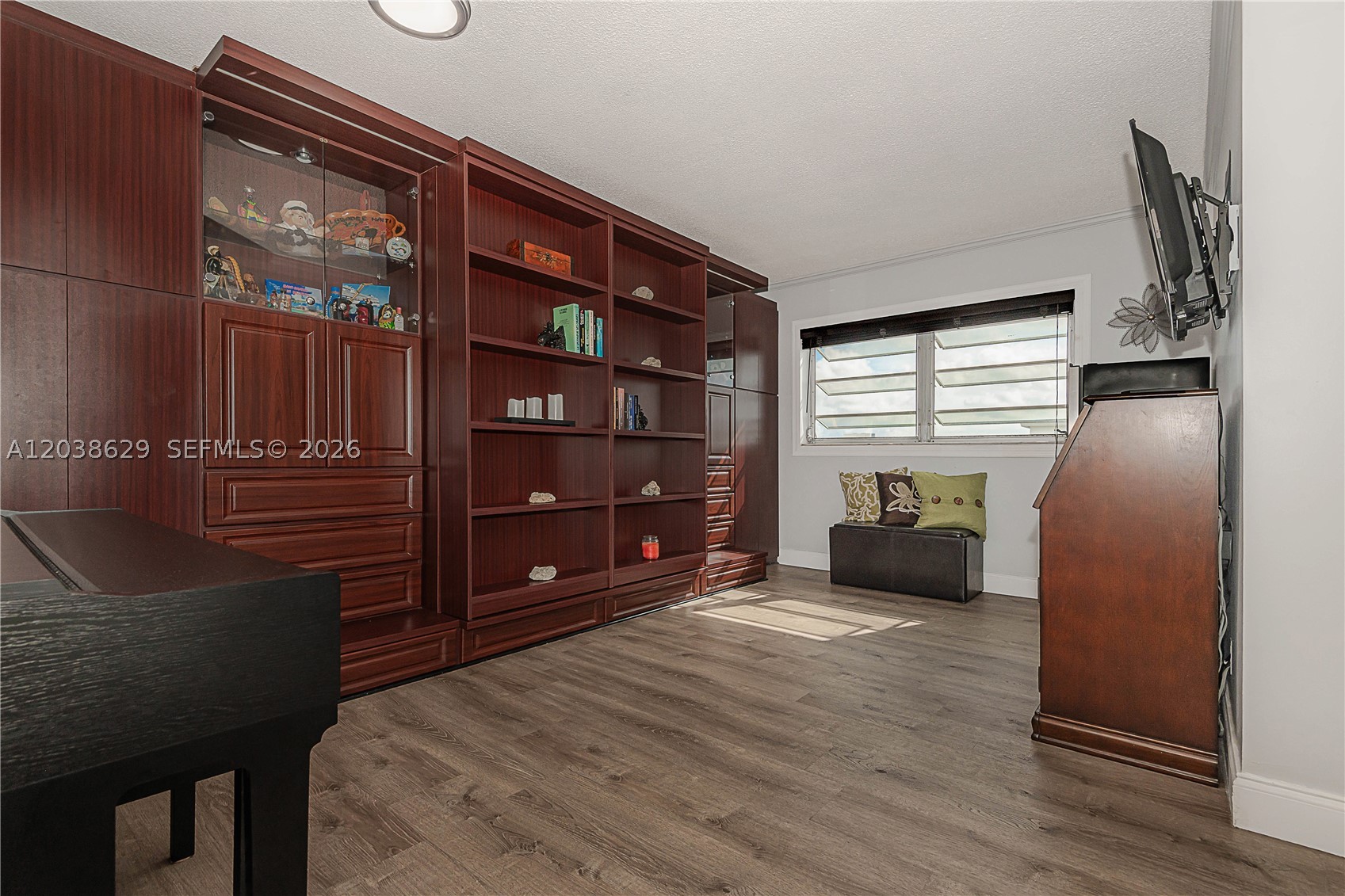 HILLCREST COUNTRY CLUB AP - Residential