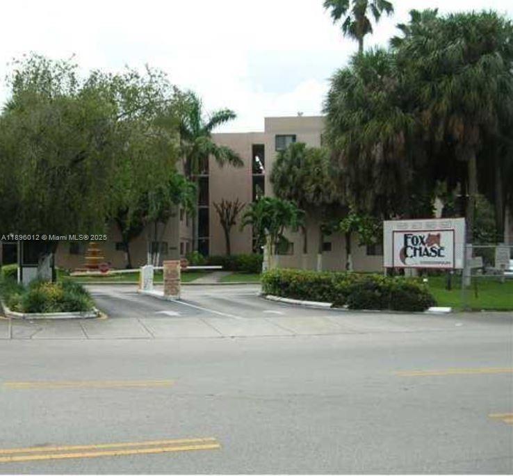 Nice and bright 1 Bed / 1.5 Bath apartment located  in the heart of Fontainebleau. Completely renovated 2020. Spacious kitchen, large room with walking closet, laminate waterproof floor. Guard at site with 24 hours security. Washer & dryer outside the unit. This apartment has 1 Parking space assigned and plenty of guest parking, green areas, tennis court, and more.. Near to main highways, supermarkets, restaurants, schools,  Airport and much more. 
Centrally located. TEXT listing agent for showing instructions.