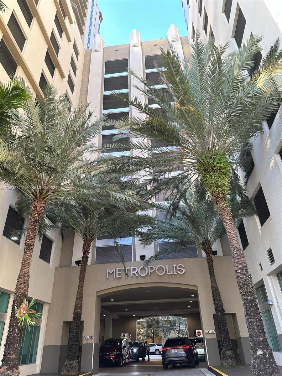Beautiful 1/1 Luxury Condo! On the 11th floor. Pool, full equipped fitness center, party room with kitchen, bar and pool table, valet parking, 24 hour concierge, assigned parking space. Great Location, walking distance to Dadeland Mall, Publix, Restaurants, and Metrorail. Rent includes water, basic cable, and internet.