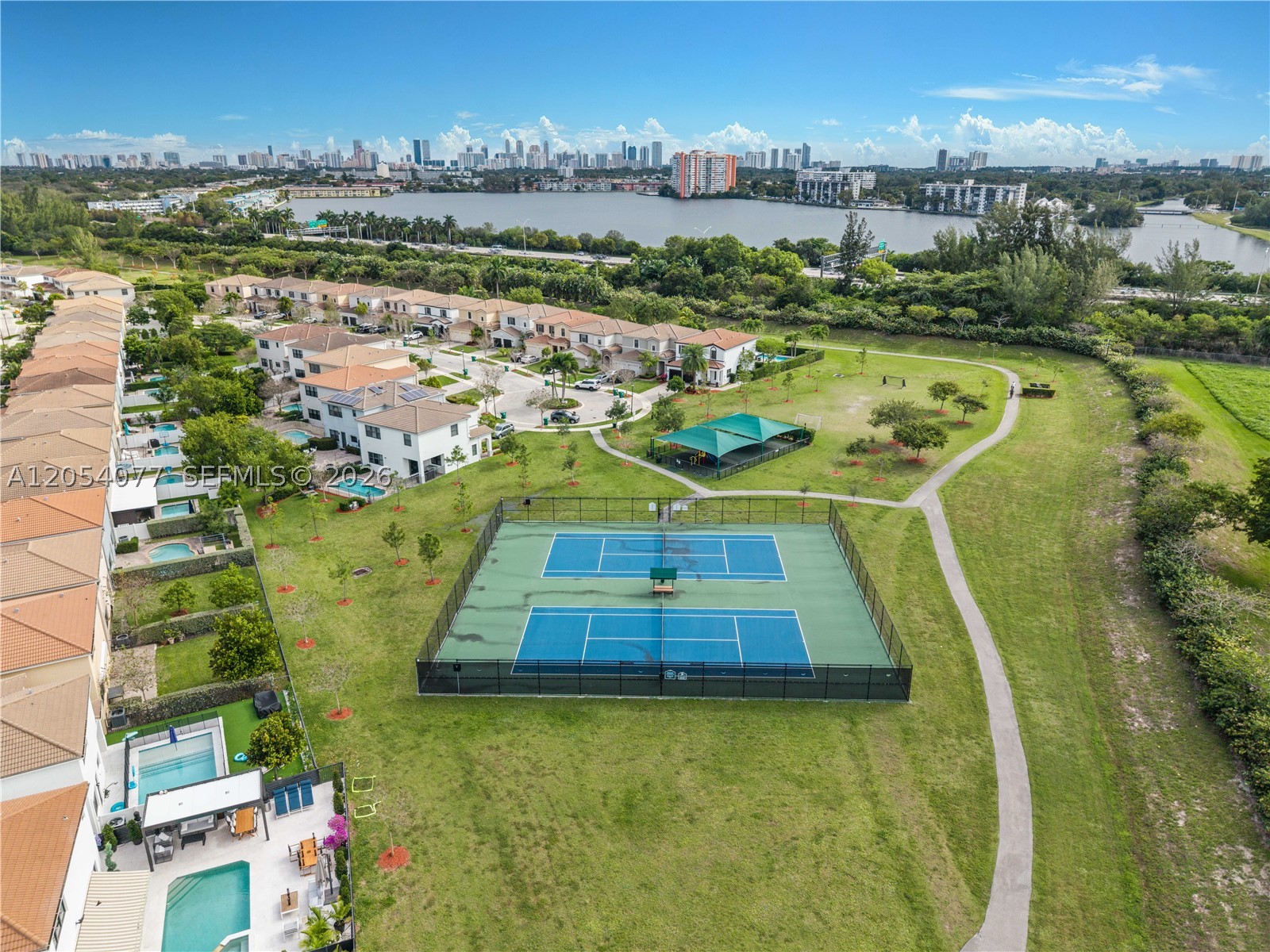 CHAMPION LAKES - Residential