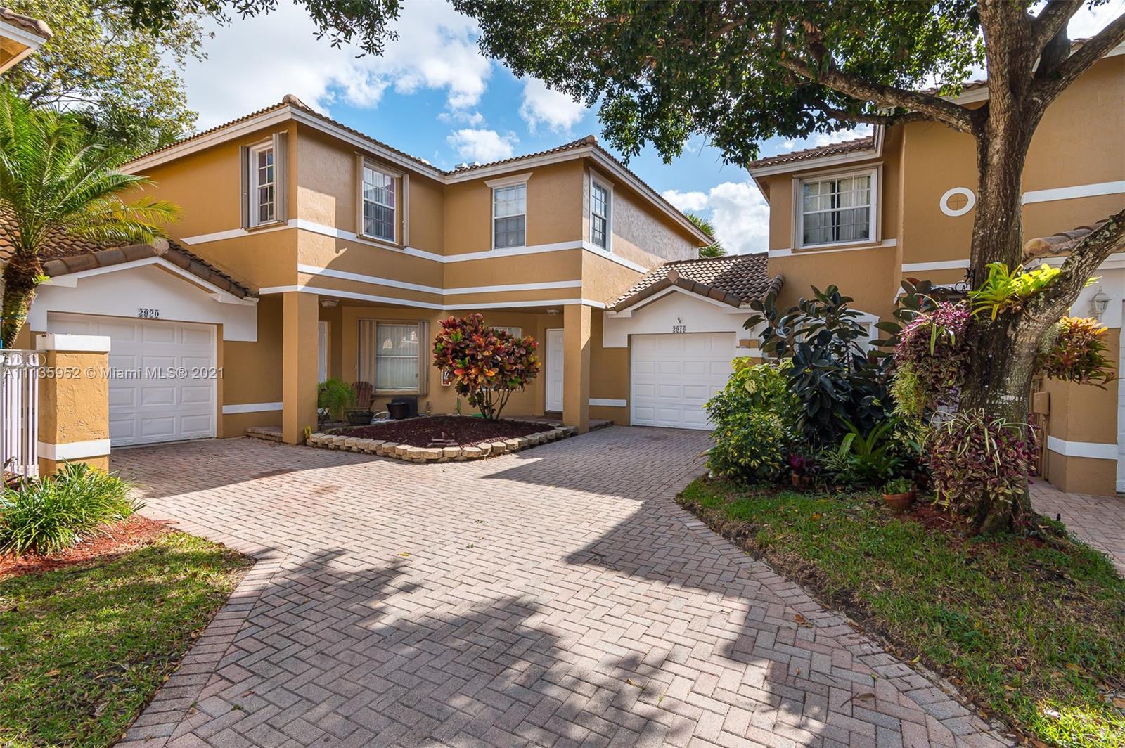 Fully renovated 3 Bedroom 2.5 Bath Townhouse with attached one car garage. The unit has been updated in its entirety, and is ready for immediate occupancy. Community pool and clubhouse.