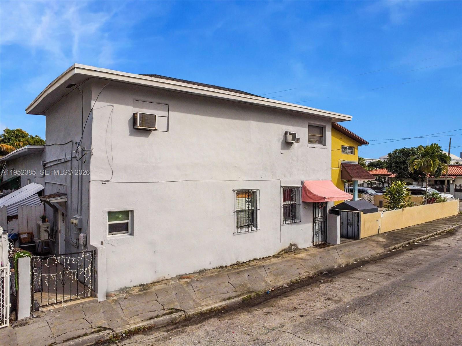 These fully renovated single-family homes feature three bedrooms and three bathrooms. Conveniently located just a few blocks from Marlins Stadium, they are also near Calle 8, Brickell, and the Miami River, making them only 15 minutes from Miami Airport. This property presents a great investment opportunity, as it currently has tenants in place.

All showings are scheduled for after 5 PM. Please provide 24 hours' notice in advance for showings, as the tenants work during the day.