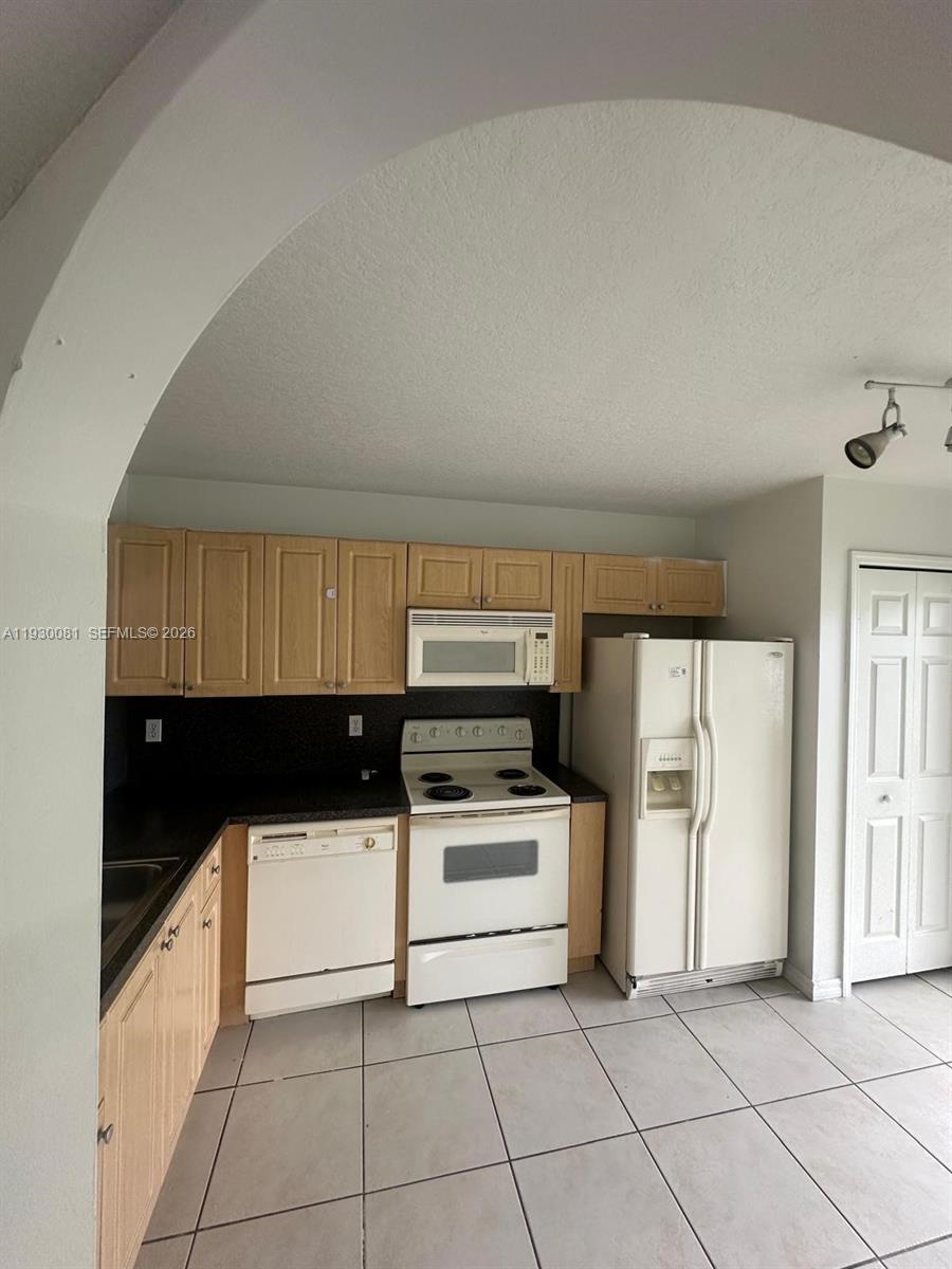 VENETIA GARDENS SOUTH CON - Residential Lease