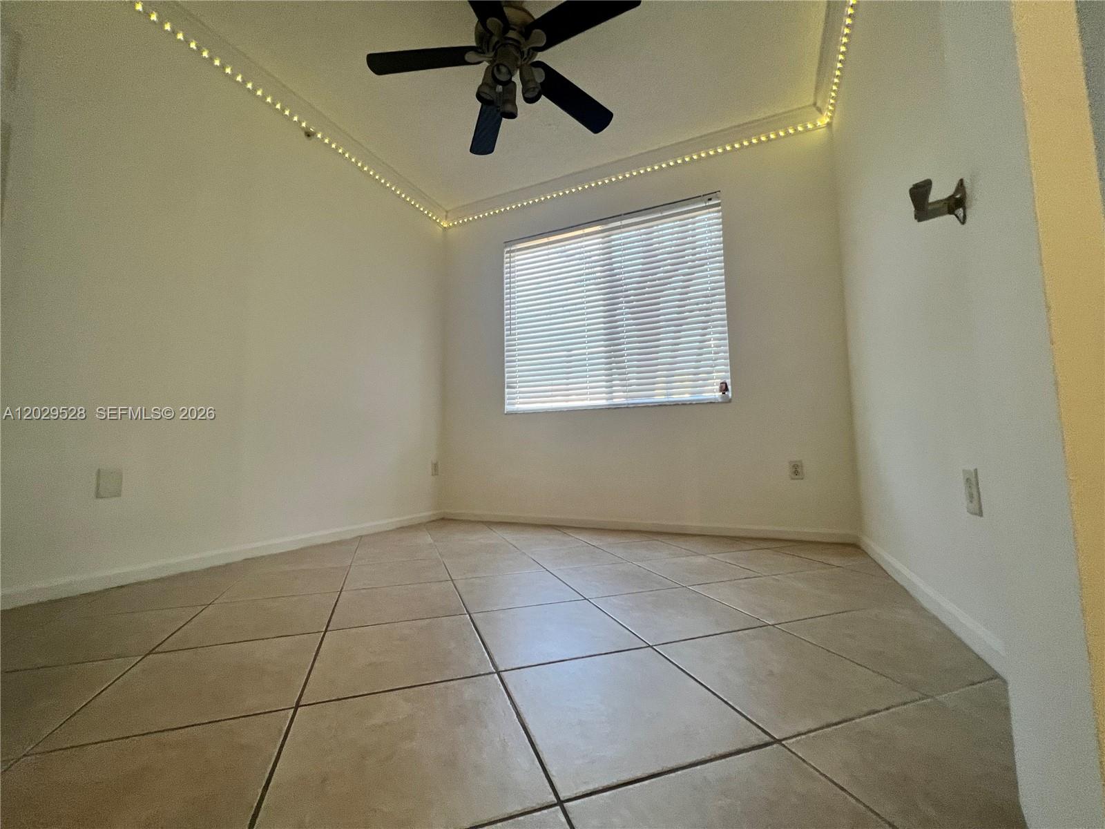 HYPOLUXOS MARINERS CAY CO - Residential Lease