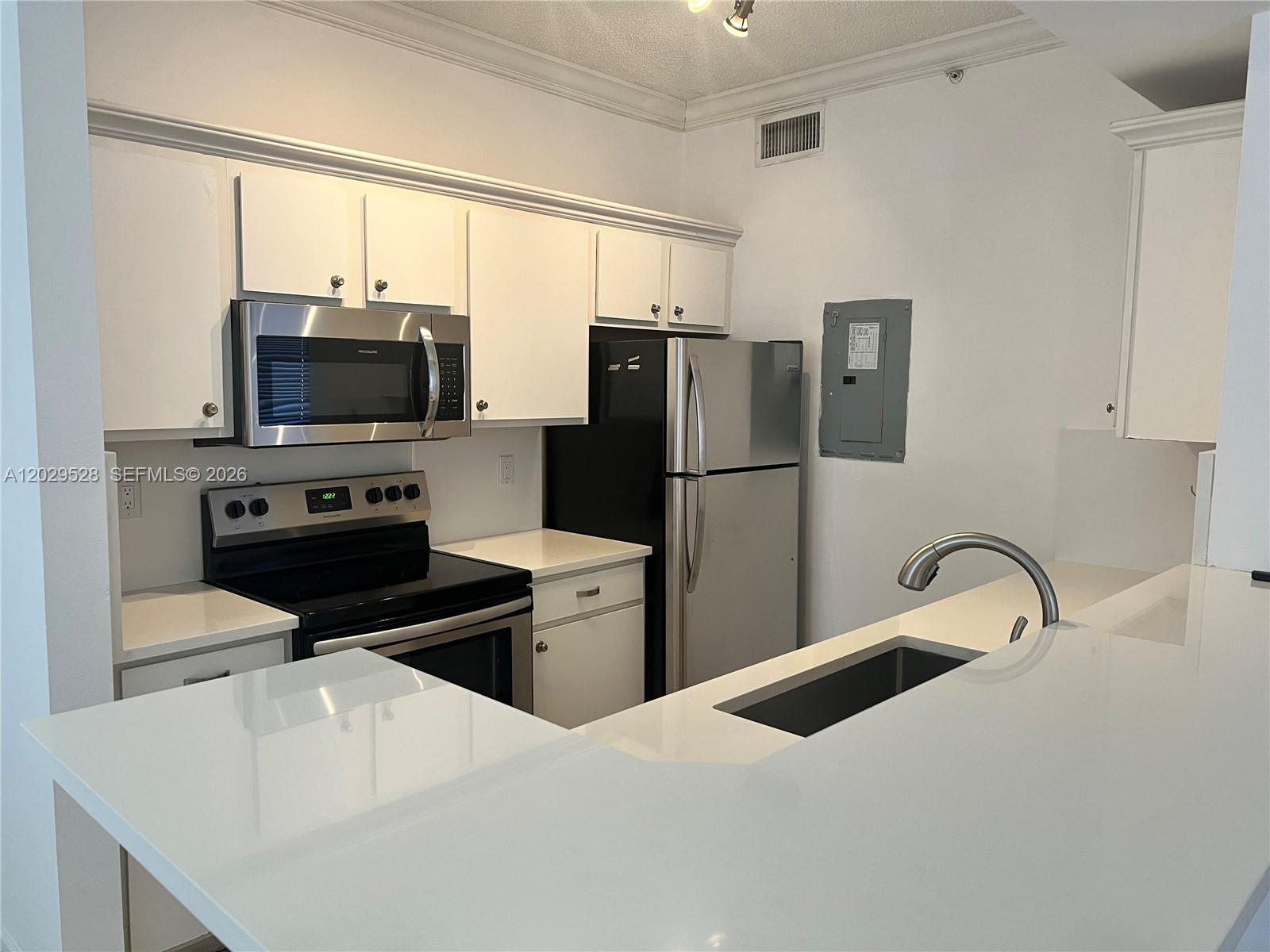 HYPOLUXOS MARINERS CAY CO - Residential Lease