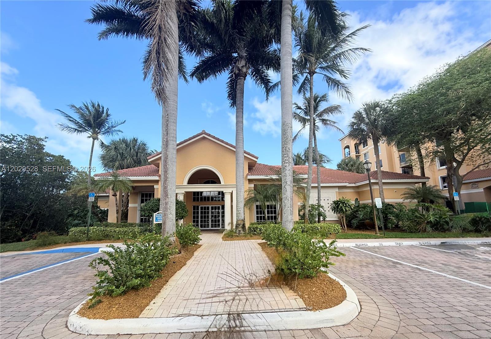 HYPOLUXOS MARINERS CAY CO - Residential Lease