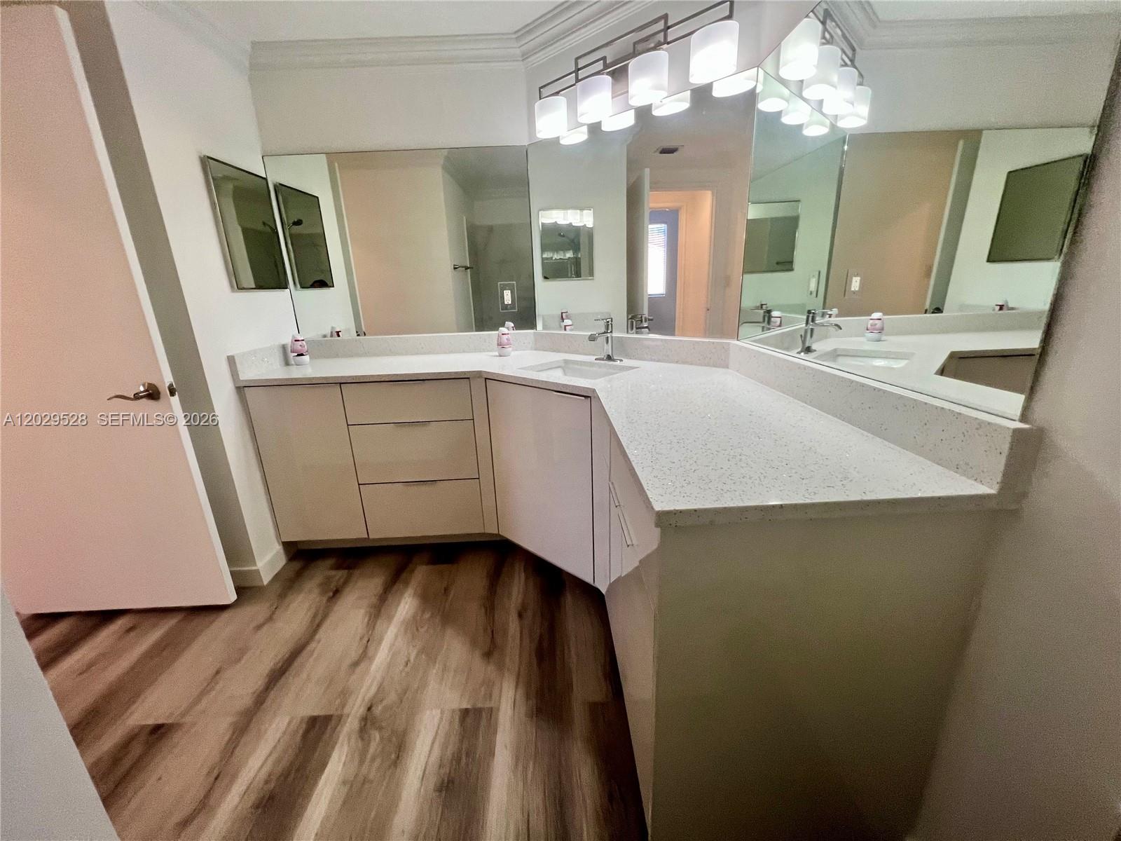 HYPOLUXOS MARINERS CAY CO - Residential Lease