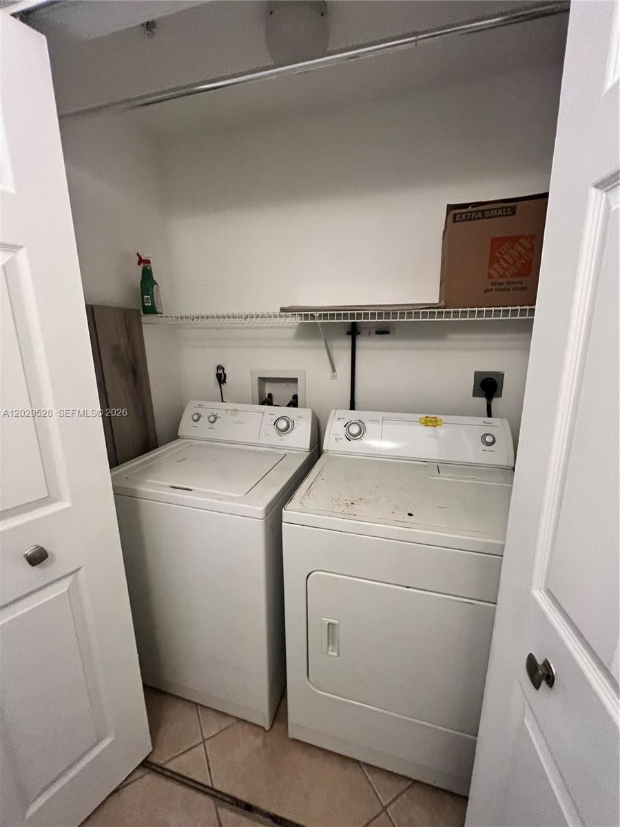 HYPOLUXOS MARINERS CAY CO - Residential Lease