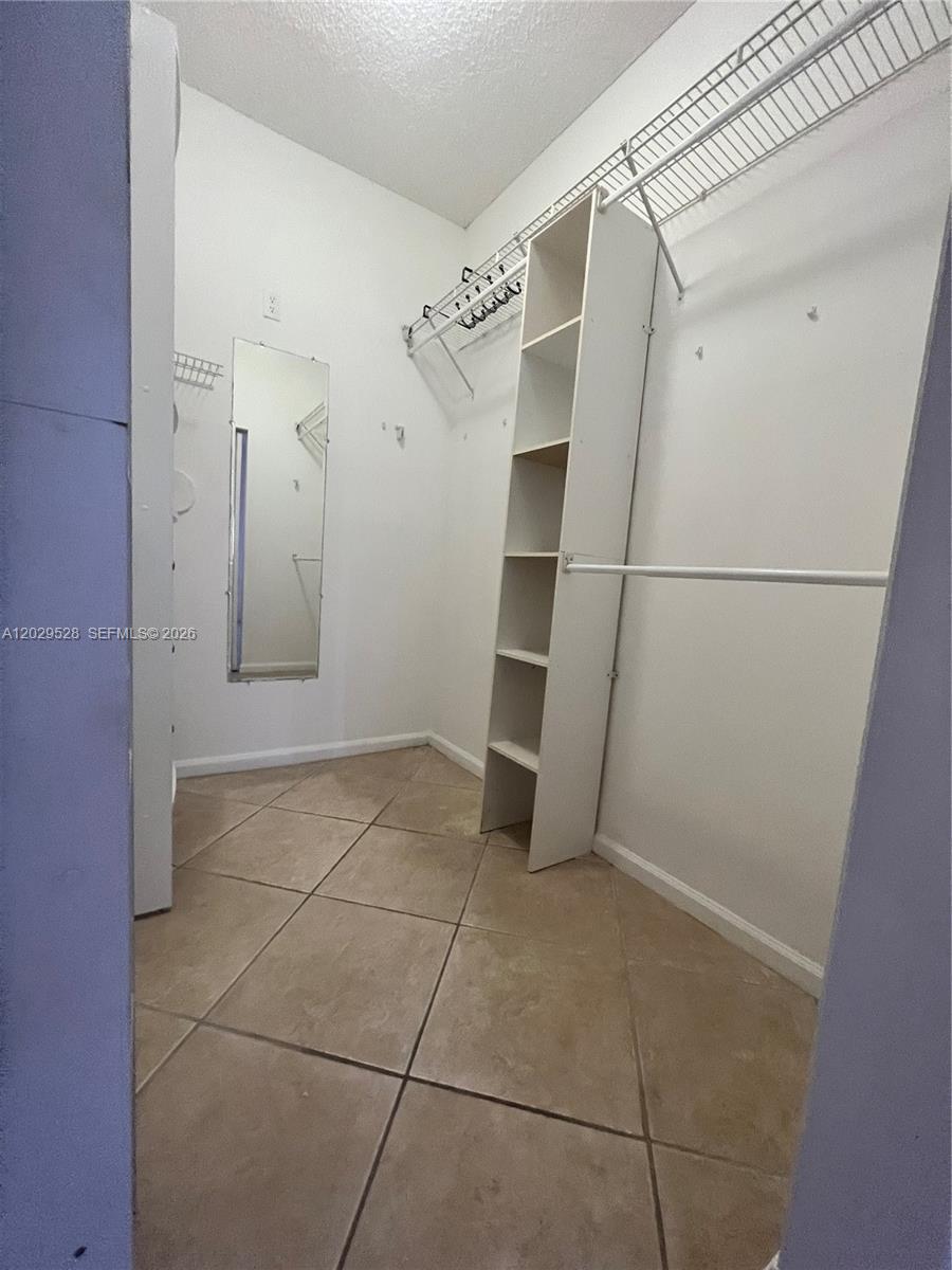 HYPOLUXOS MARINERS CAY CO - Residential Lease
