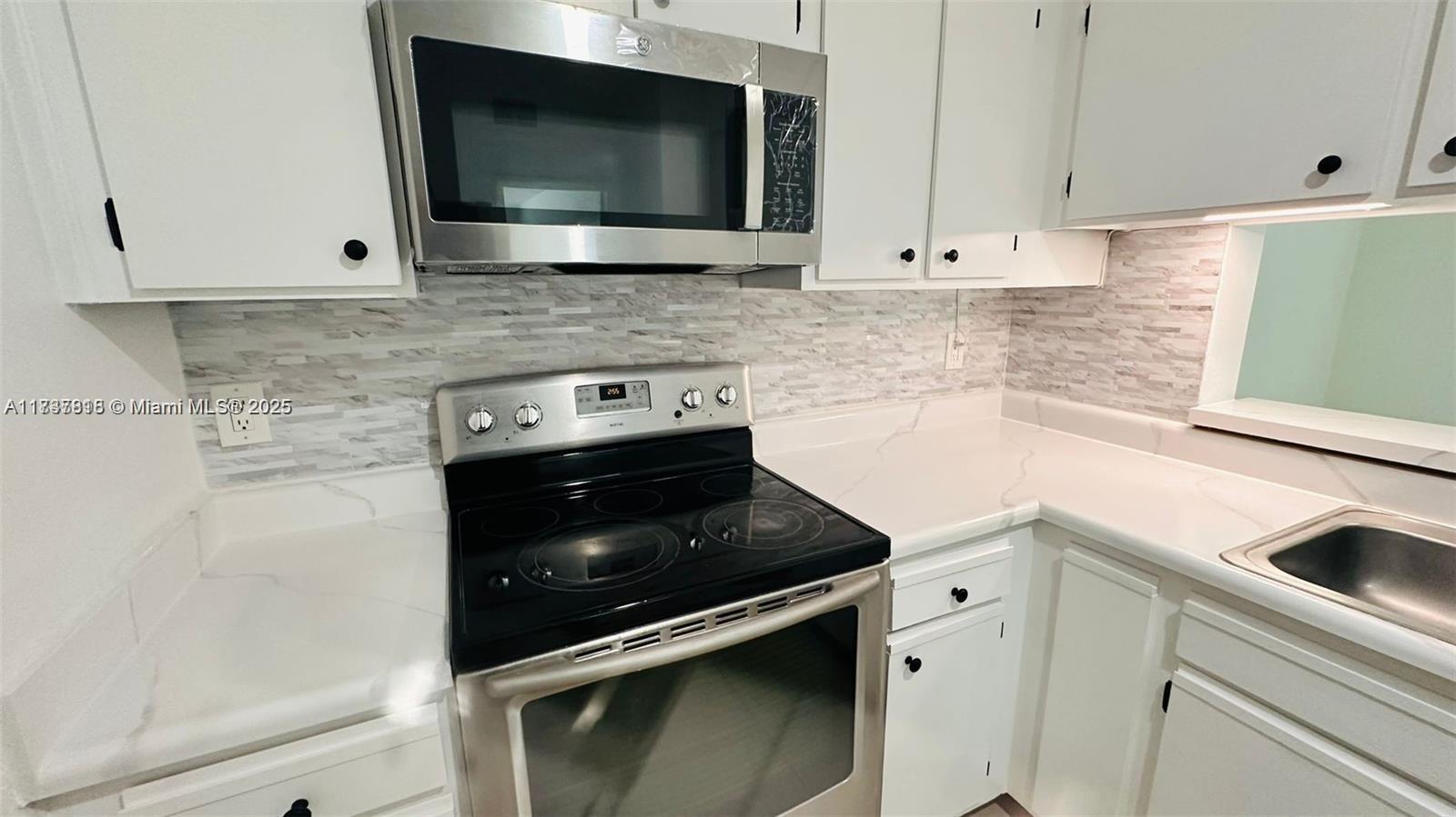 Great 1/1 condo in gated community in Pompano Beach. Largest 1 bedroom model. First floor unit tile throughout. Screened balcony and storage unit. Royal Poinciana offers plenty of amenities and management onsite. Washer and Dryer inside the unit. 
Unit rented until 8/31/2026 at $1650