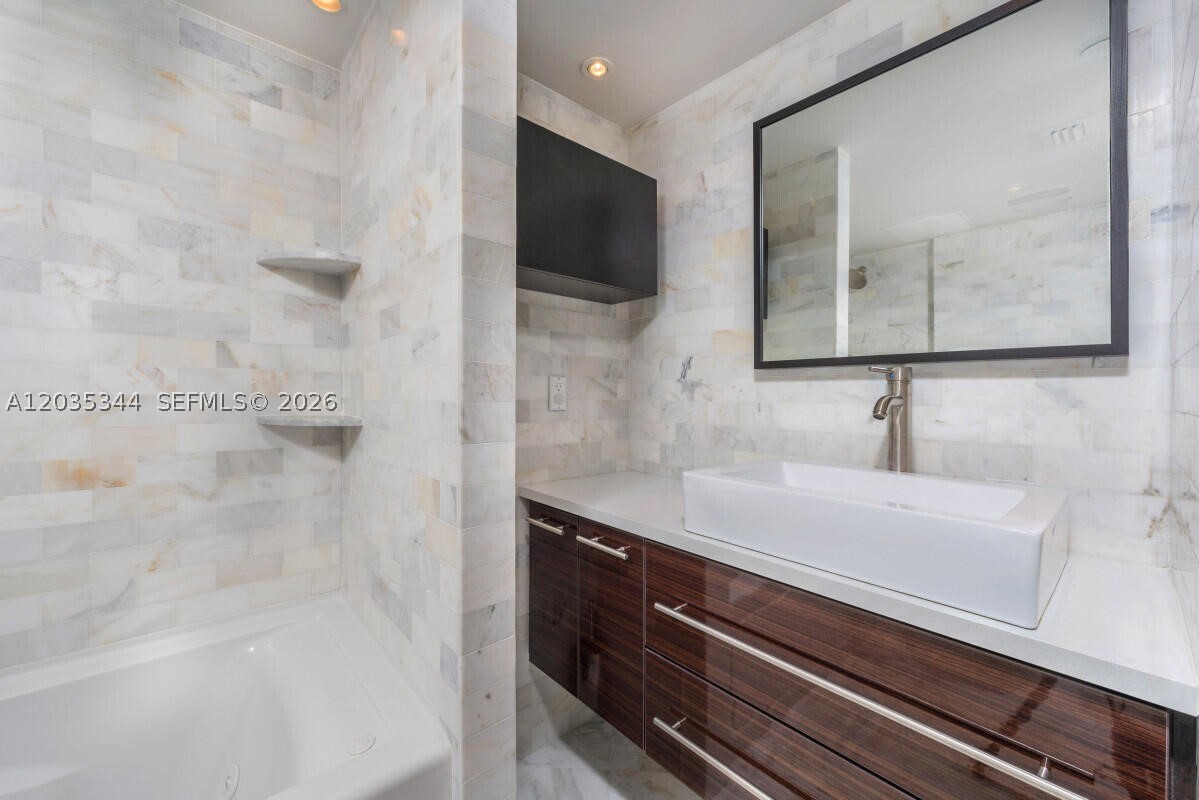 SOUTH POINTE TOWERS CONDO - Residential Lease