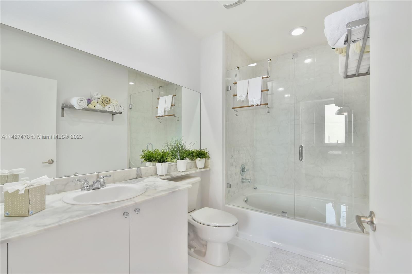 VENTURE AT AVENTURA WEST - Residential Lease