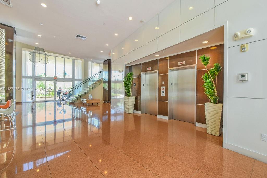 VENTURE AT AVENTURA WEST - Residential Lease