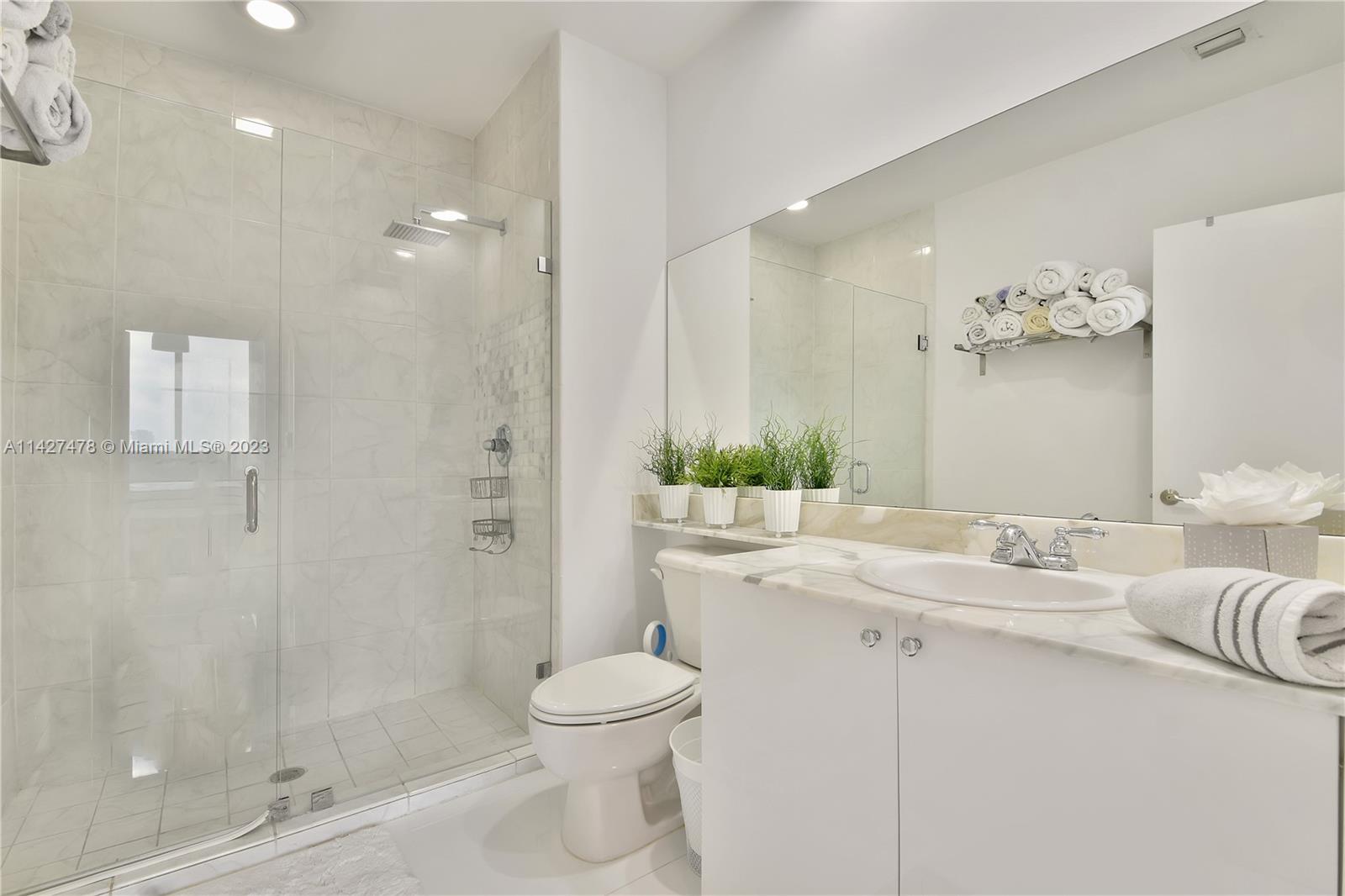 VENTURE AT AVENTURA WEST - Residential Lease