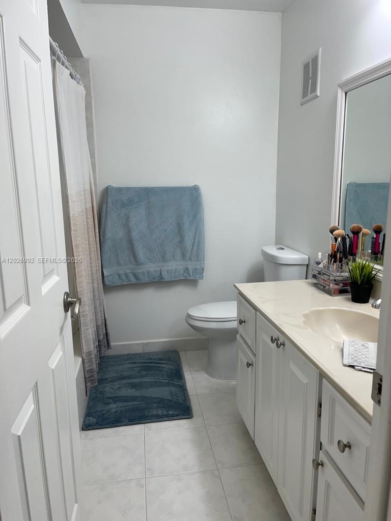 BUILDING FOUR OF RACQUET - Residential Lease