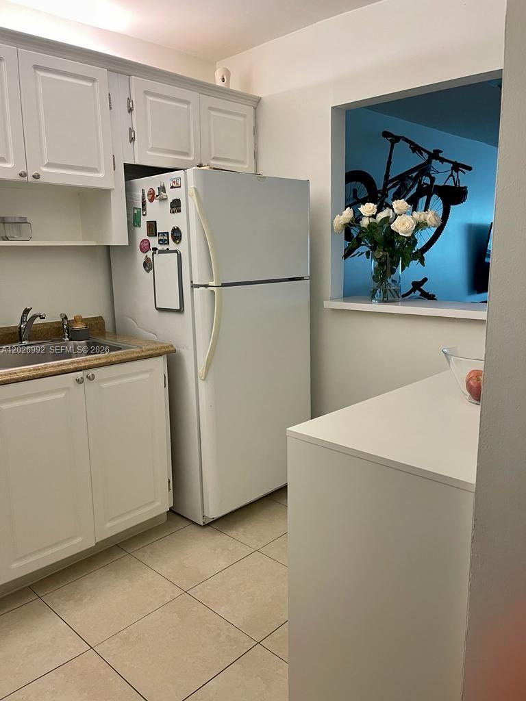 BUILDING FOUR OF RACQUET - Residential Lease