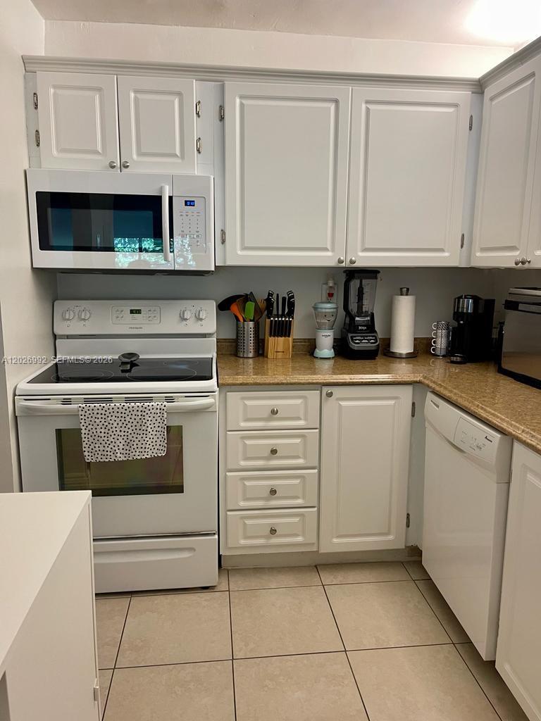 BUILDING FOUR OF RACQUET - Residential Lease