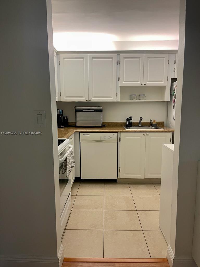 BUILDING FOUR OF RACQUET - Residential Lease