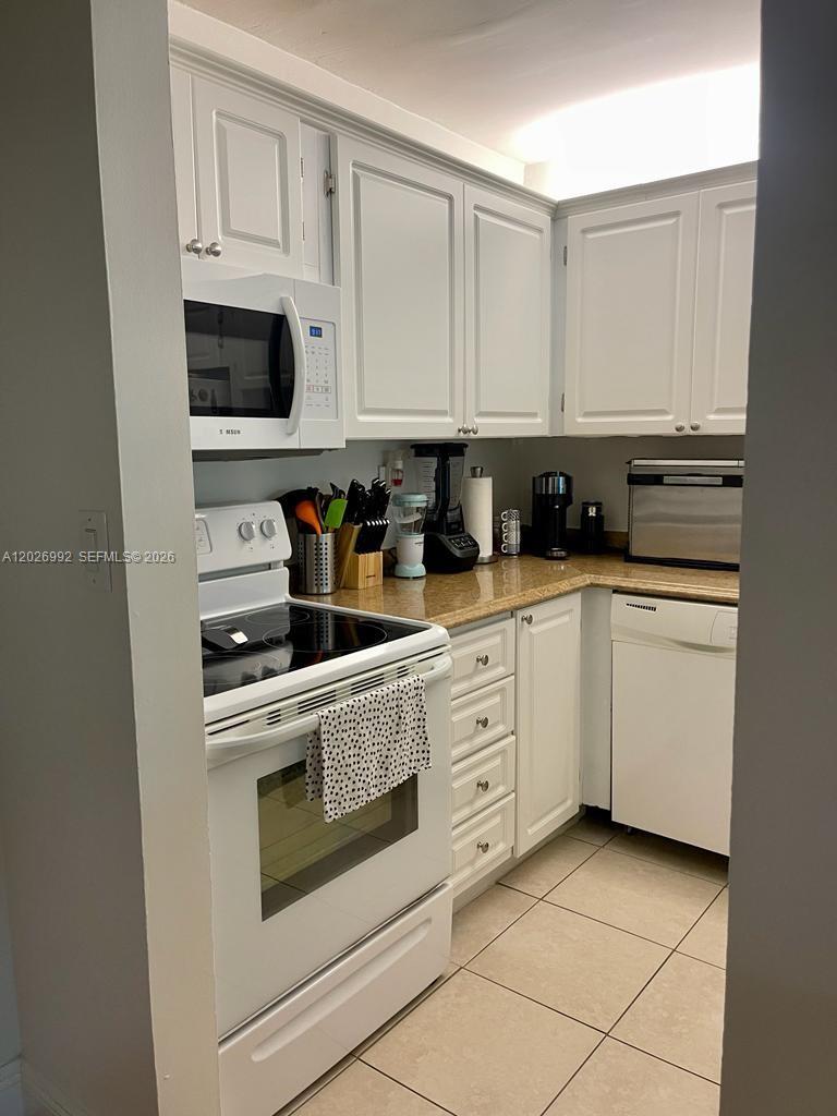 BUILDING FOUR OF RACQUET - Residential Lease