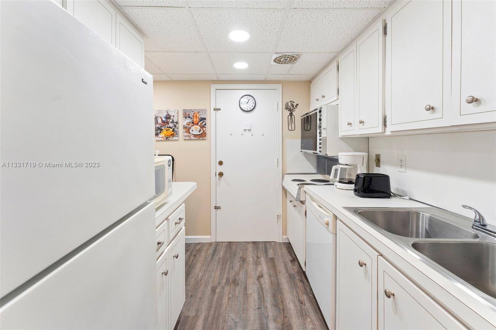 IMPERIAL POINT COLONNADES - Residential Lease