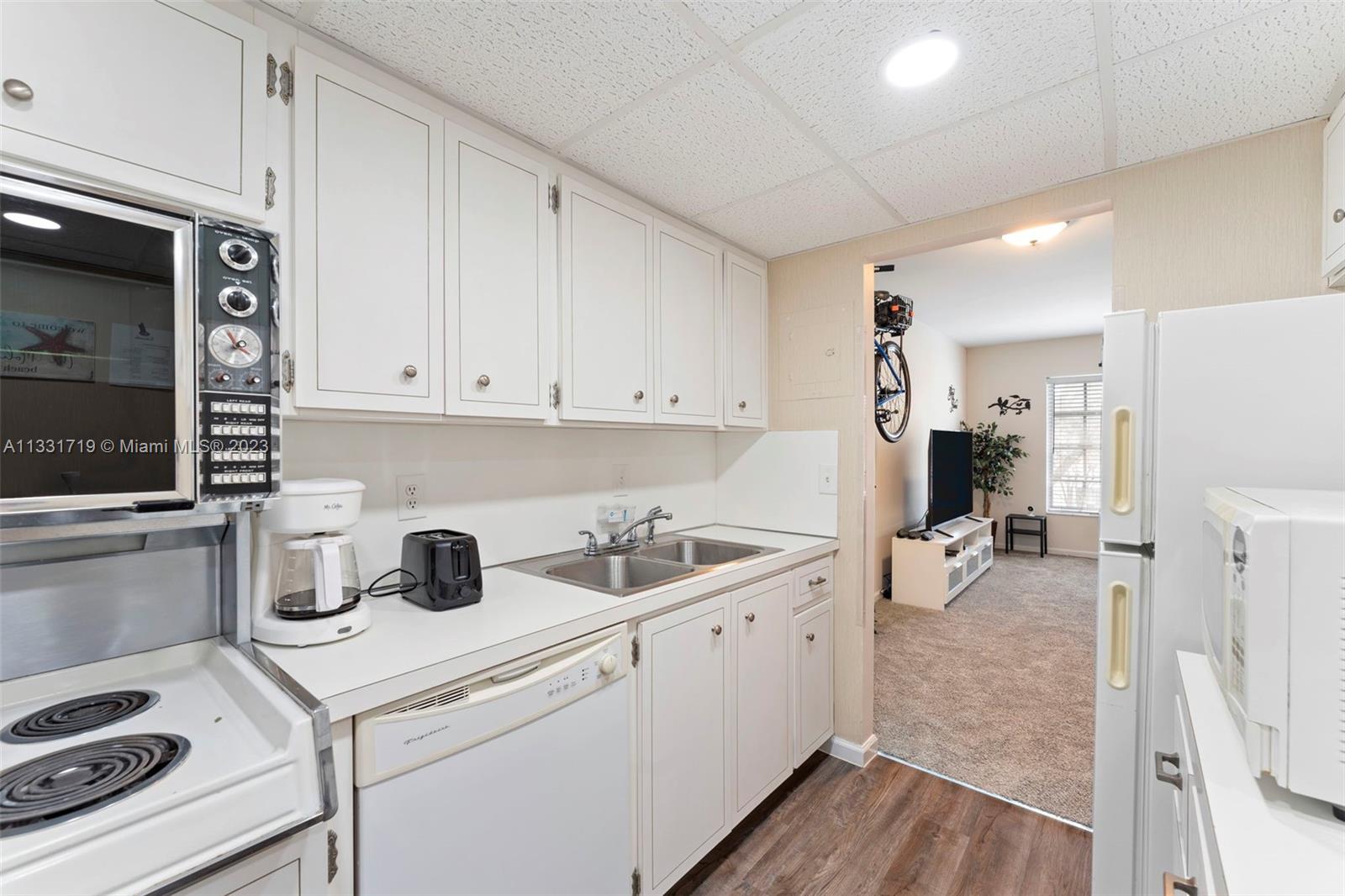 IMPERIAL POINT COLONNADES - Residential Lease