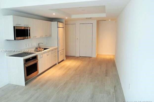 Beautiful 1 Bedroom 1.5 bathrooms in the highly desired Brickell Heights building.
Includes Basic cable and internet.
Available January 10 2023.